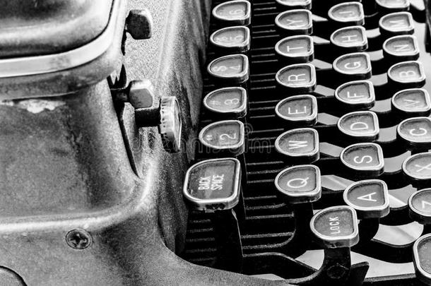 古老的打字机-一古老的打字机展映传统的英语字母表的第17个字母