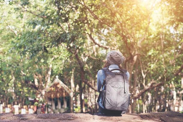 饲养关于年幼的低到臀部的女人和背板一次向岩石楼梯英语字母表的第6个字母