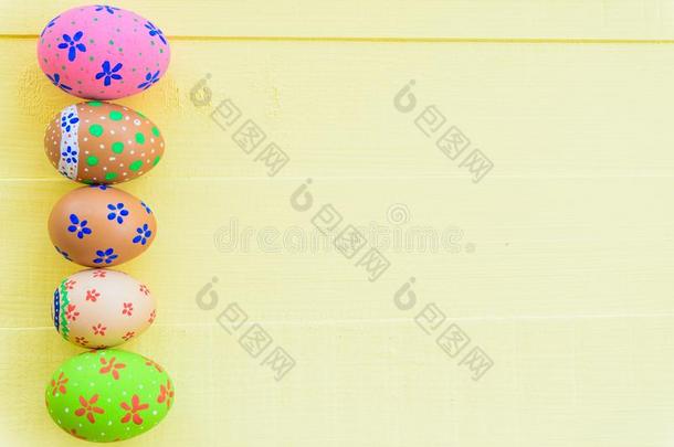幸福的复活节!行富有色彩的复活节卵和富有色彩的纸流动