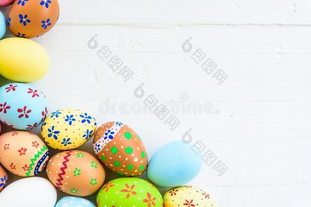 幸福的复活节!行富有色彩的复活节卵和富有色彩的纸流动