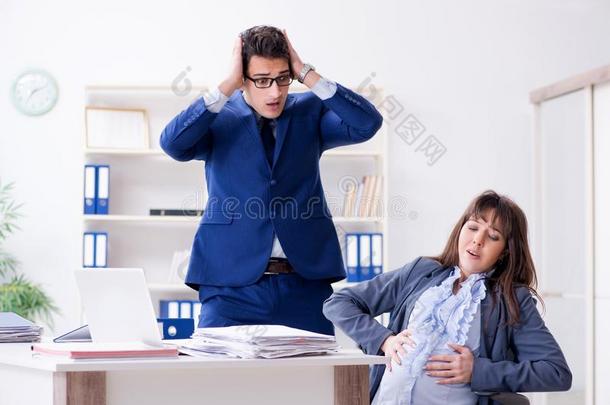 怀孕的女人<strong>奋斗</strong>的采用指已提到的人办公室和gett采用g同事他