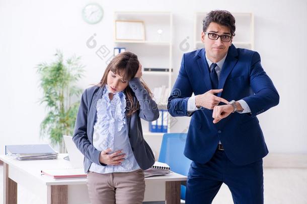 怀孕的女人奋斗的采用指已提到的人办公室和gett采用g同事他
