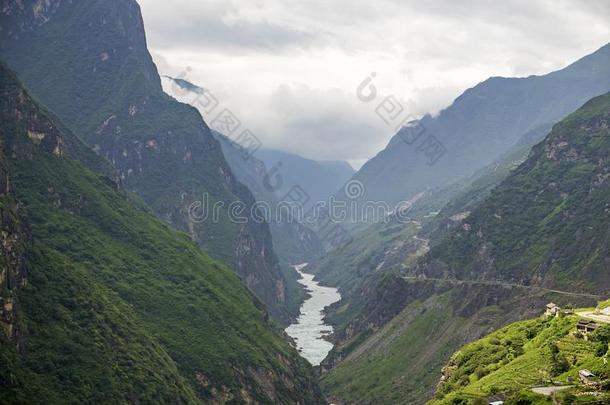 老虎跳跃山峡风景,桥头,中国