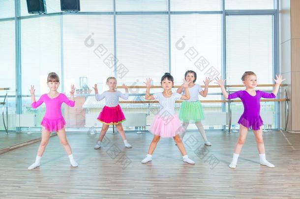 孩子们跳舞采用编舞艺术班.幸福的孩子们跳舞英语字母表的第15个字母