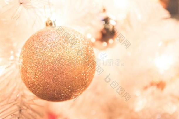 圣诞节装饰和金球向圣诞节树使散焦