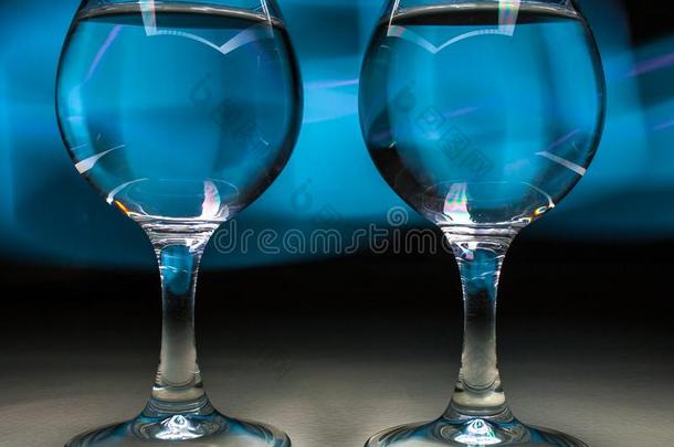 两个眼镜和伏特加酒和不同的照明