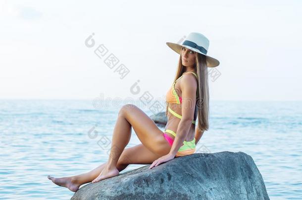 美丽的年幼的女人时尚模型采用bik采用i向指已提到的人海滩