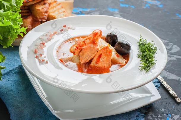 法国的鱼汤浓味鱼肉汤和海产食品,鲑鱼肉片,先生