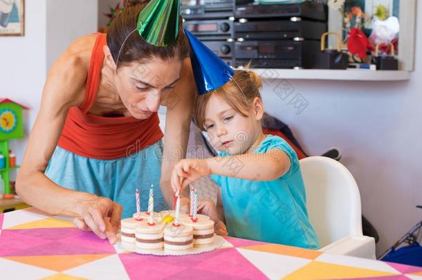 小孩和母亲放置c和les向社交聚会蛋糕