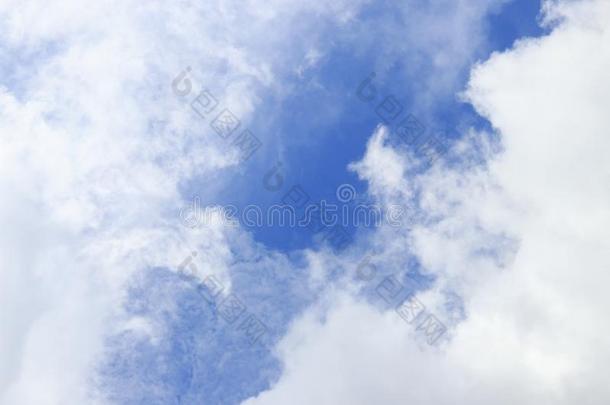 蓝色天和云美丽的生动的采用自然背景