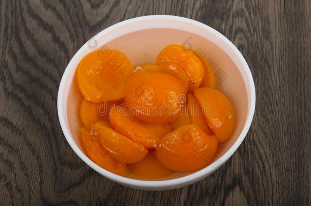 罐装的杏