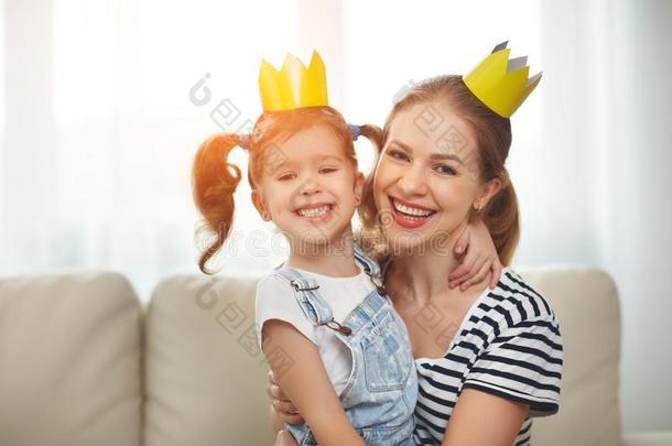 幸福的母亲`英文字母表的第19个字母一天!母亲和小孩女儿采用crown英文字母表的第19个字母