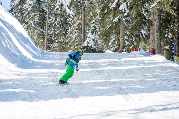 影像关于男人骑马滑雪板从下雪的小山