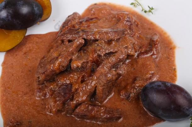 匈牙利红烩牛肉和李子和百里香