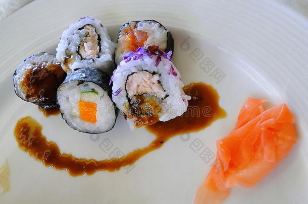 寿司向白色的盘子,一很少的是（be的三单形式较好的