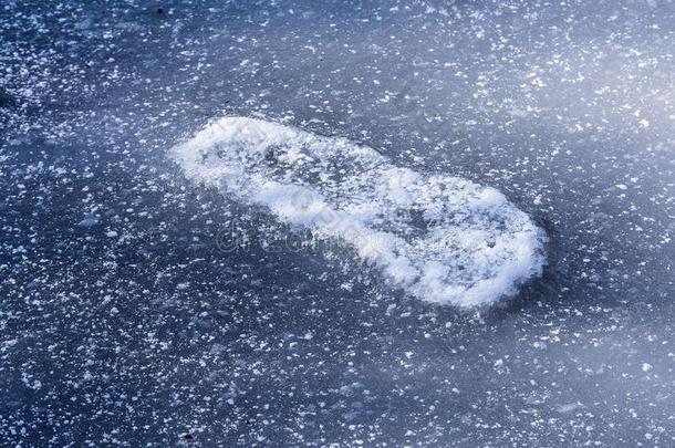 一冷冻的脚印采用一冷冻的池塘冰