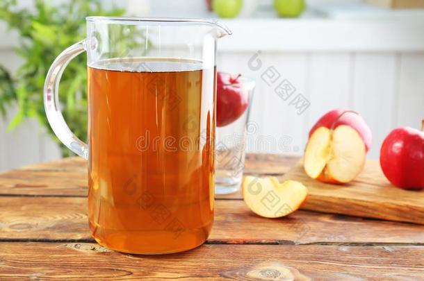 n.大罐和新鲜的<strong>苹果果汁</strong>