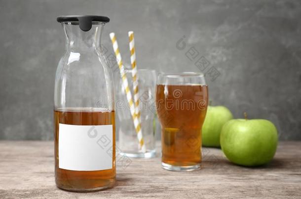 瓶子关于新鲜的<strong>苹果果汁</strong>