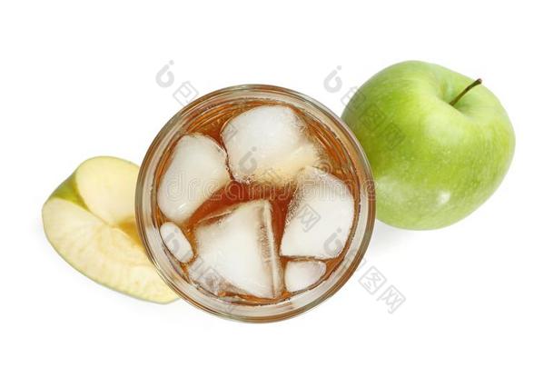 玻璃关于<strong>苹果果汁</strong>和冰和新鲜的成果
