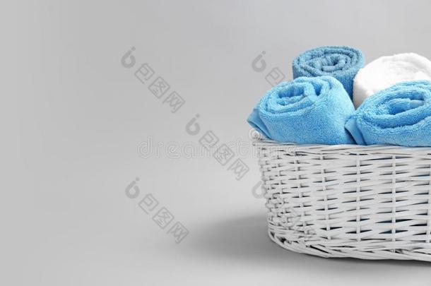 篮和软的沐浴毛巾