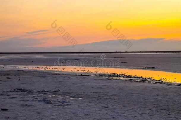 粉红色的含盐的北美太平洋沿岸的印第安人湖在日落