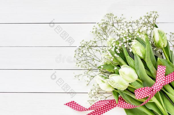 花束关于白色的郁金香和丝石竹属植物装饰和红色的带