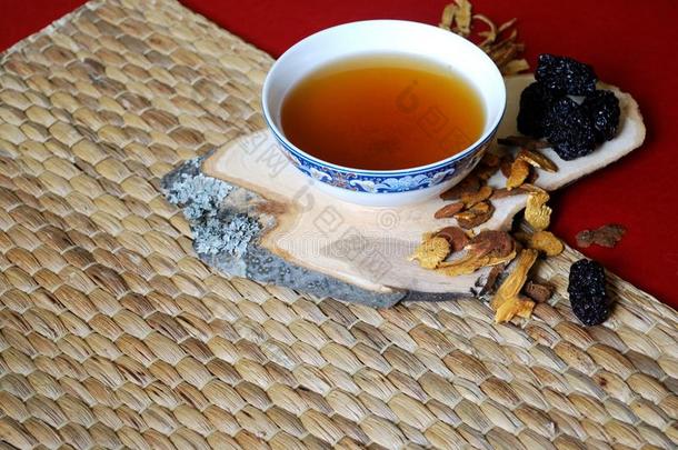 碗关于中国人草茶水和一件关于<strong>黄芪</strong>根和菊苣