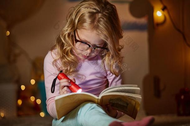 小的感兴趣的小孩是（be的三单形式阅读书采用婴儿室