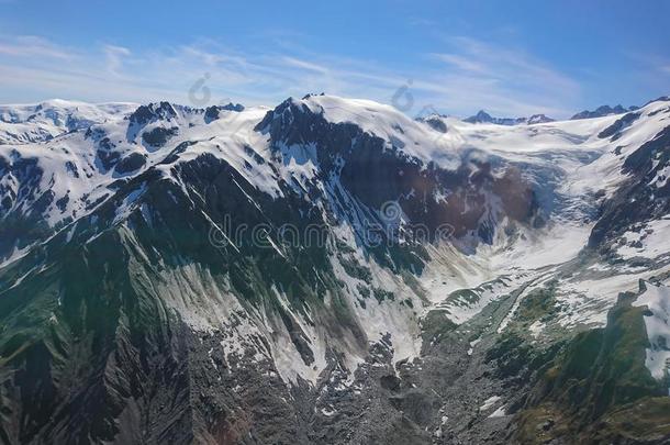 黑的<strong>石头山</strong>和雪向顶