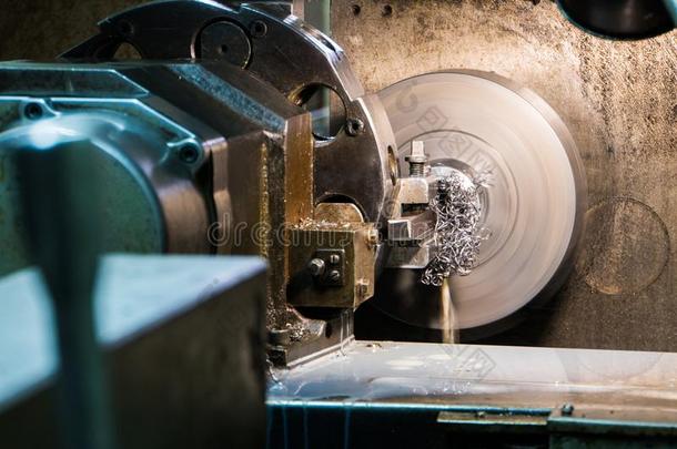 工业的金属使工作令人厌烦加工过程在旁边锋利的器具向