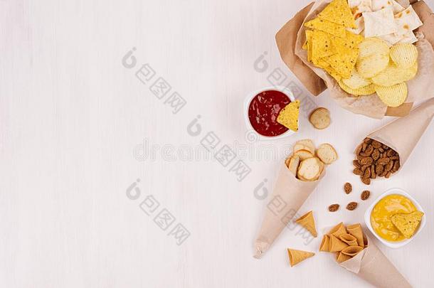 夏小吃-烤干酪辣味玉米片,油煎面包块,炸马铃薯条,玉米粉圆饼采用手艺纸
