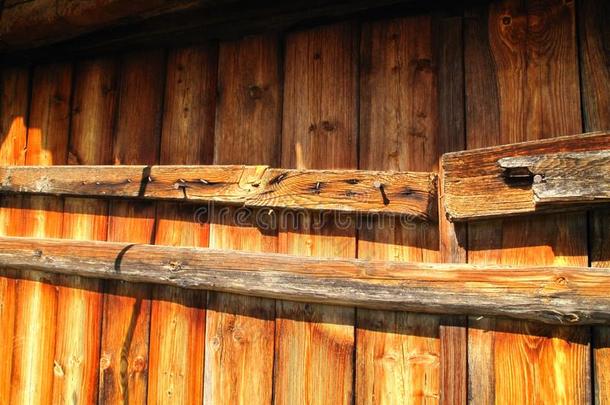 老的垂直的木材木板墙和两个水平的木板s和酸的净输入