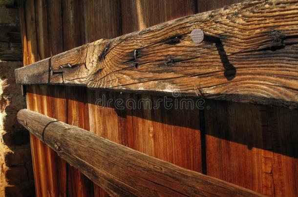 老的垂直的木材木板墙和两个水平的木板s和酸的净输入