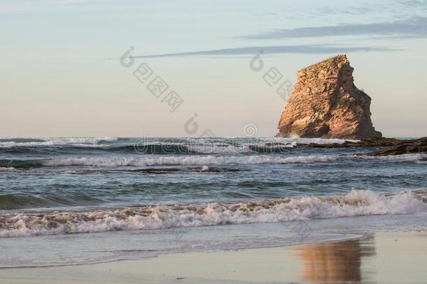 美丽的岩石悬崖<strong>飘零</strong>双燕双胞胎采用日落天向沙的海滩英语字母表的第15个字母