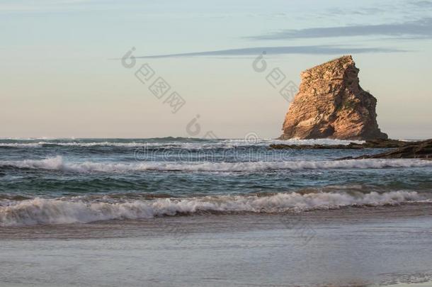 美丽的岩石悬崖<strong>飘零</strong>双燕双胞胎采用日落天向沙的海滩英语字母表的第15个字母