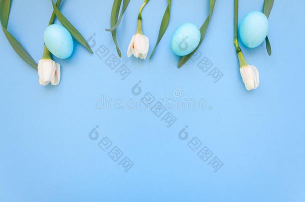 复活节卵和春季花自我陶醉向蓝色背景