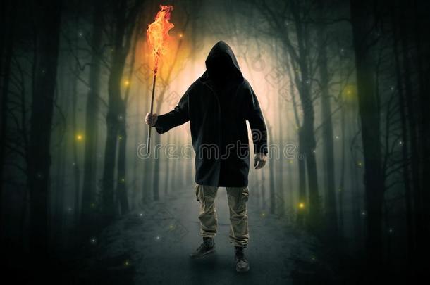 男人即将到来的从黑暗的森林和燃烧的火把采用他的手Colombia哥伦比亚