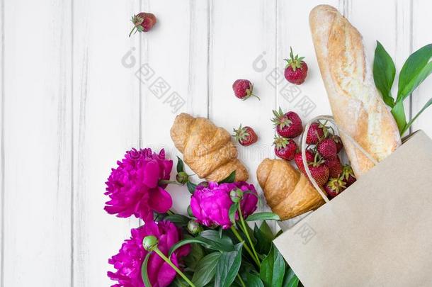 纸购物袋和新鲜的<strong>面包</strong>,羊角<strong>面包</strong>,草莓,英语字母表的第16个字母