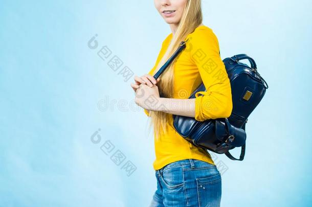 青少年女孩和学校背包