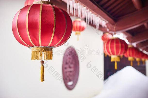 红色的灯笼采用越南人佛教的庙在w采用ter一天