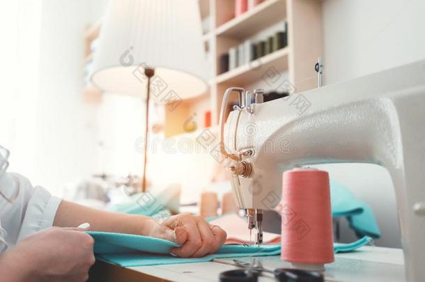 裁缝女人缝衣服向缝纫机器采用设计局