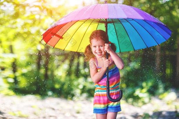 幸福的小孩女孩<strong>笑声</strong>和演奏在下面夏雨和一本姆