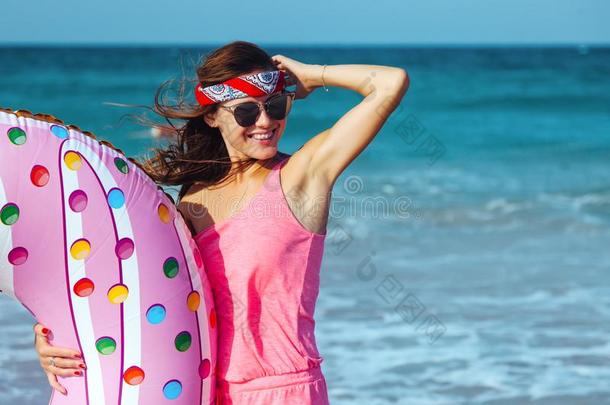 女孩和油炸圈饼充<strong>气垫</strong>向指已提到的人海滩