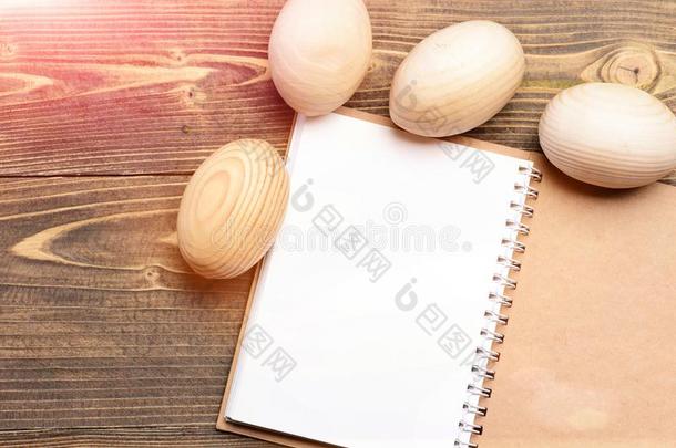 纸笔记簿和木制的复活节卵,烹饪术和菜单设计