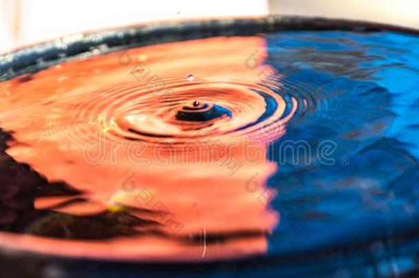 小滴蓝色红色的水水桶