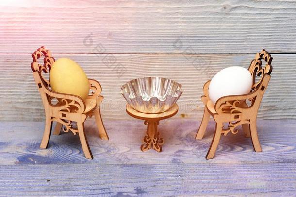 复活节鸡蛋采用木制的椅子在表和金属的碗