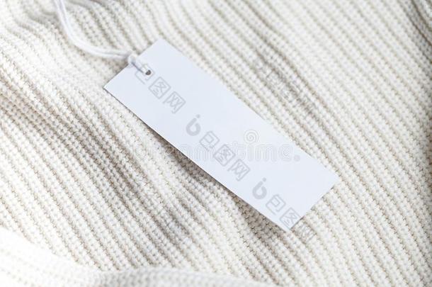 衣服标签加标签于空白的白色的假雷达