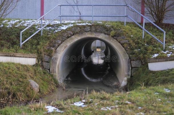 地下通道,阴沟开凿运河在旁边隧道