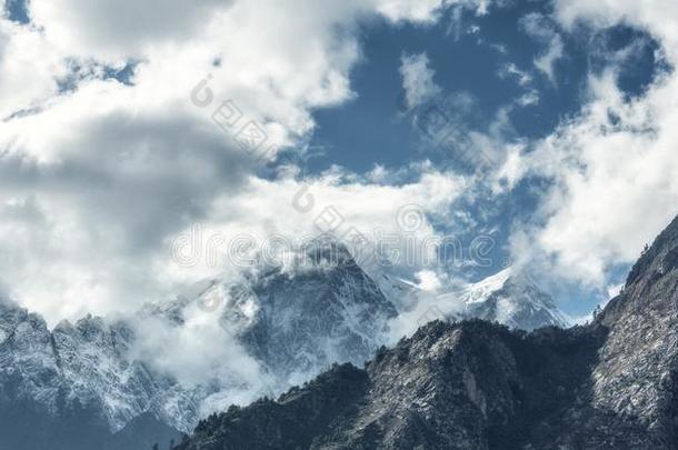 气势磅礴地点和山采用云