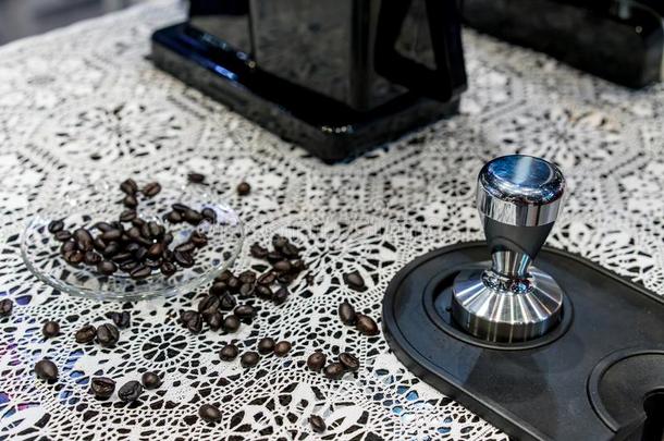 关闭着的在上面阿拉伯咖啡咖啡豆豆分散的采用玻璃茶杯托向鳄鱼